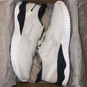 New In Box!! Mizuno Women’s Wave Revolt Training Shoe -Size 10